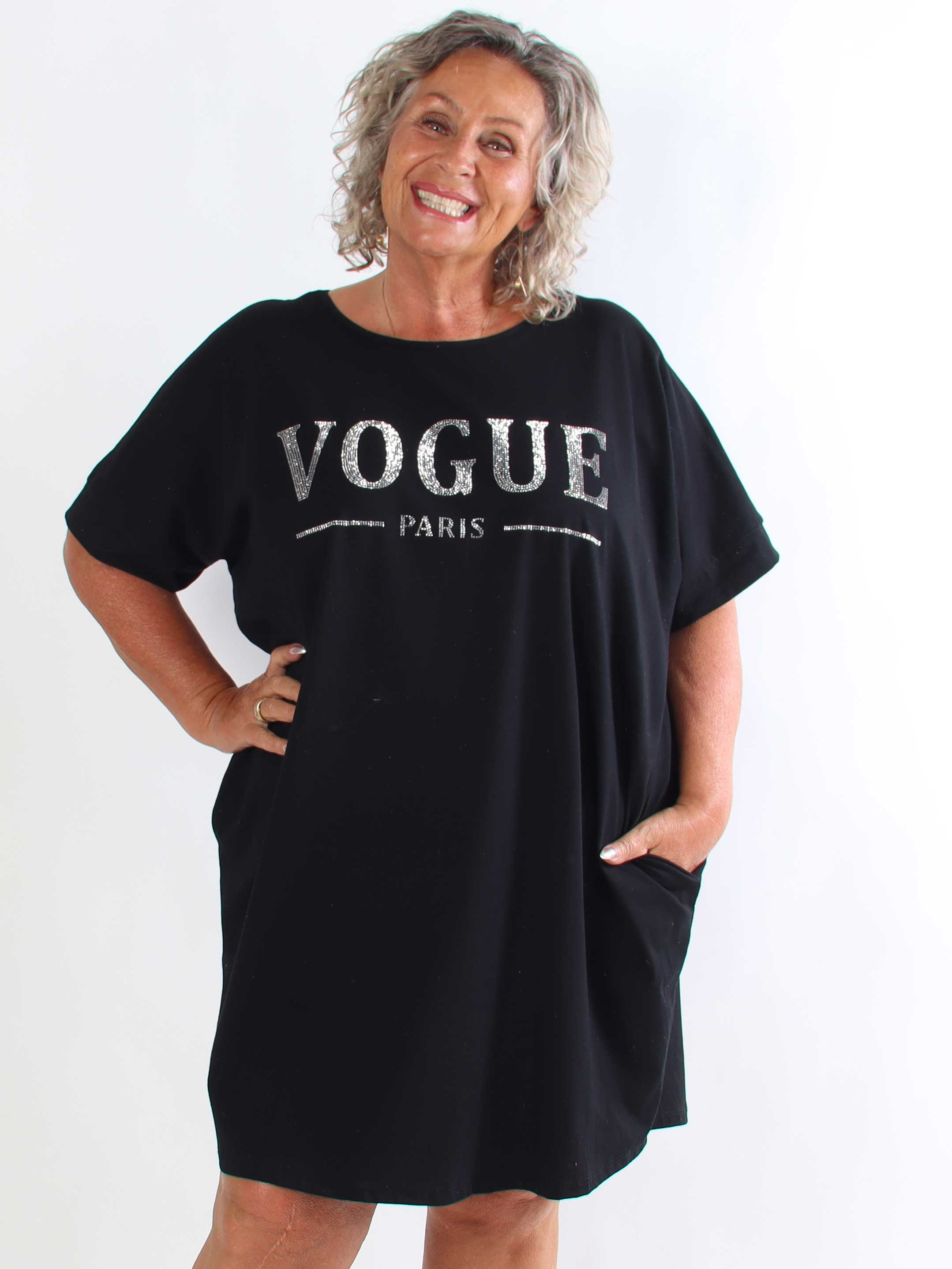 Berna - Plus size t-shirtkjole i bomuld med lommer og glimtende “VOGUE”-detalje